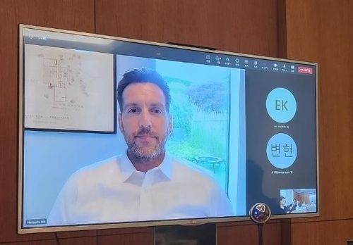 발언하는 제드 함센 총괄