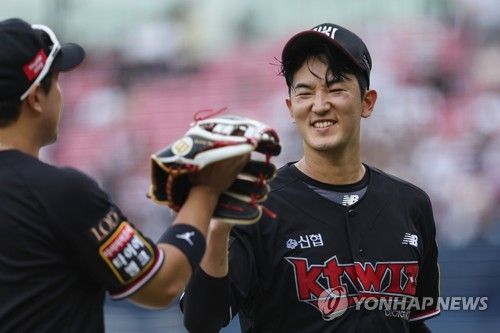 밝은 표정으로 더그아웃 향하는 고영표