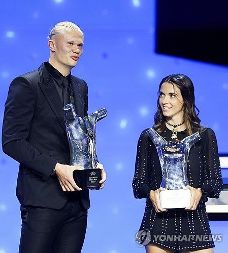 2022-2023 UEFA 올해의 선수로 뽑힌 엘링 홀란(왼쪽)과 아니타나 본마티