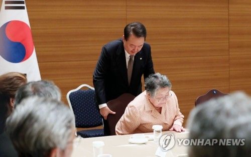 히로시마 동포 원폭 피해자 착석 돕는 윤석열 대통령
