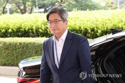 출근하는 김명수 대법원장