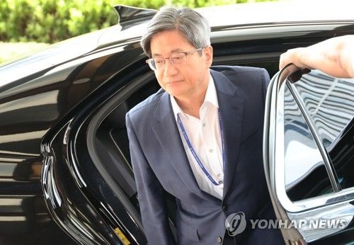 출근하는 김명수 대법원장