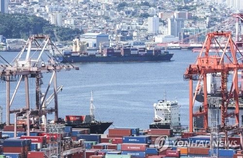 부산항에 입항하는 컨테이너선
