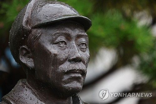 국방부 청사 앞에 설치된 홍범도 흉상