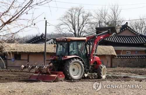 트랙터로 밭갈이