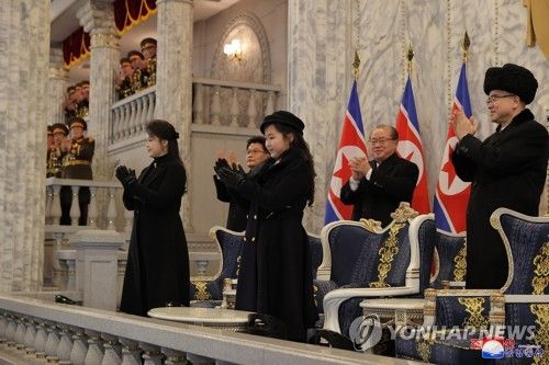 북한, 열병식 주석단에 자리한 김정은 아내(왼쪽)와 딸