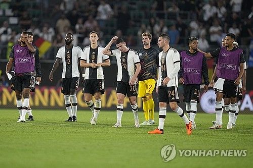 대패에 고개 숙인 독일 축구대표팀 선수들