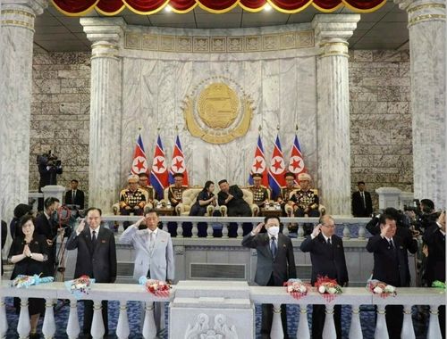 지난 8일 북한 민방위무력열병식 주석단 특별석에 앉은 김정은 부녀(중앙)