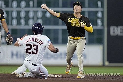 휴스턴전에서 병살 플레이를 시도하는 김하성