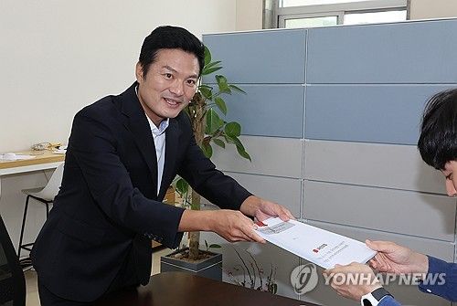 후보 등록하는 김태우 전 강서구청장