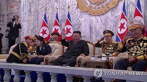 김정은 딸 주애와 귓속말하는 박정천 당 군정지도부장