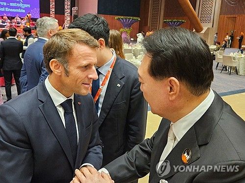 마크롱 프랑스 대통령과 인사하는 윤석열 대통령
