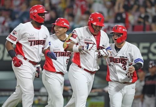 대타로 만루 홈런 치고 동료와 기뻐하는 최형우(오른쪽에서 두 번째)