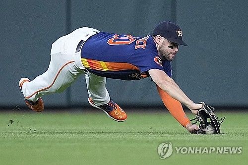김하성의 타구에 다이빙캐치를 시도한 휴스턴 중견수 채스 매코믹