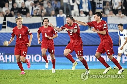 호이비에르(23번)의 골에 기뻐하는 덴마크 선수들