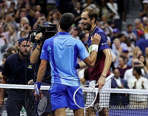 경기가 끝난 뒤 메드베데프와 인사하는 조코비치(왼쪽)