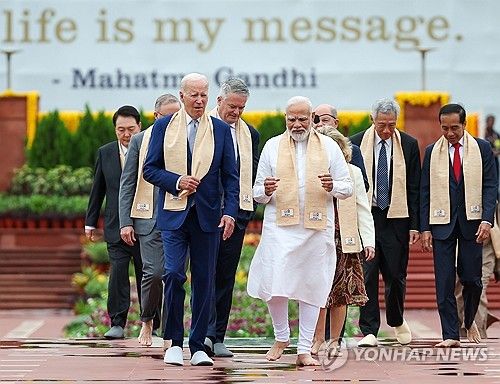나렌드라 모디 인도 총리(오른쪽 가운데)와 나란히 걷는 조 바이든 미국 대통령