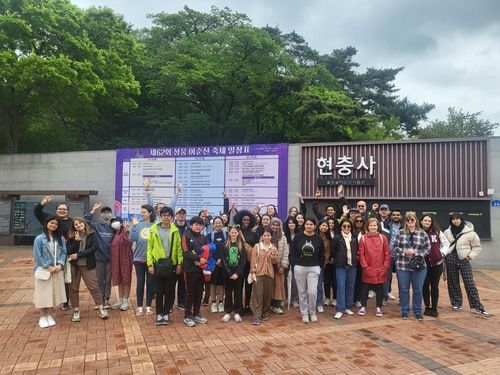 지난 4월 아산 현충사를 방문한 외국인 단체관광객