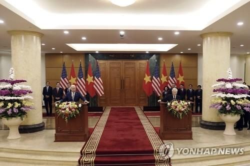 하노이서 브리핑 하는 바이든 미 대통령과 쫑 베트남 공산당 서기장