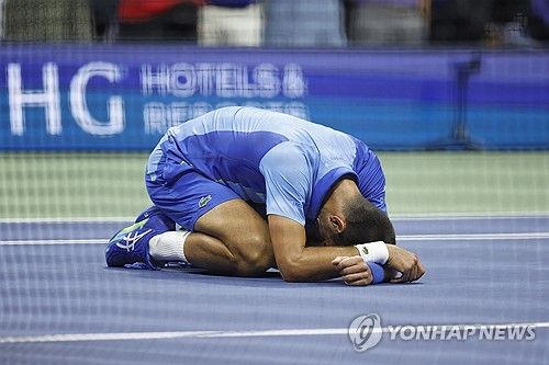 우승 확정 후 코트에 엎드린 조코비치