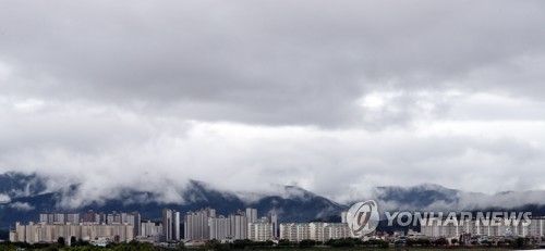 먹구름 낀 하늘