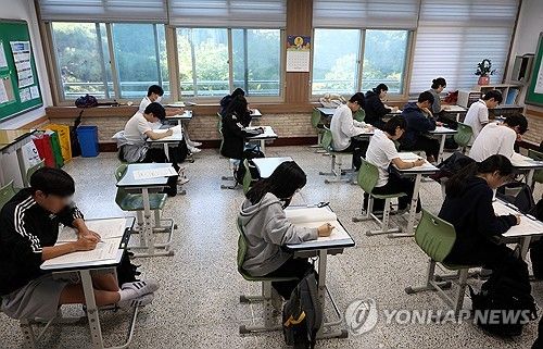 2024학년도 모의평가가 치러진 6일 오전 강원의 한 고등학교 3학년 교실에서 학생들이 시험을 치르고 있다. [연합뉴스 자료사진. 재판매 및 DB 금지]