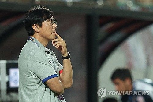 황선홍 감독 집중