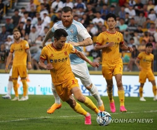 볼 소유하는 광주FC 이민기