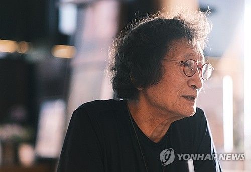 인터뷰하는 정지영 감독