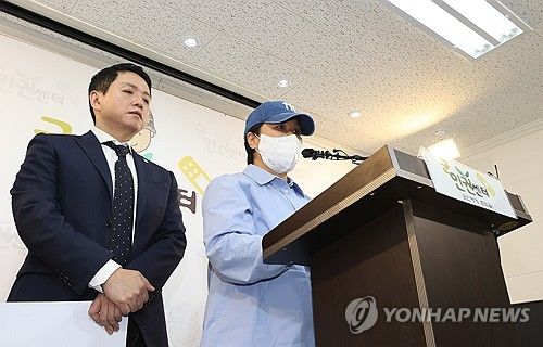 눈물 보이는 해병대 실종자 수색 사고 생존자 어머니