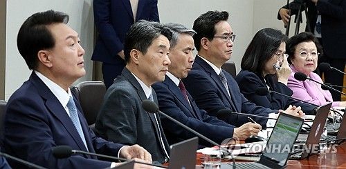 윤 대통령 국무회의 발언 경청하는 이종섭 국방부 장관