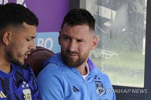 벤치에 앉은 리오넬 메시