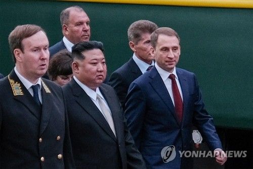 러 천연자원부 장관과 나란히 걷는 김정은