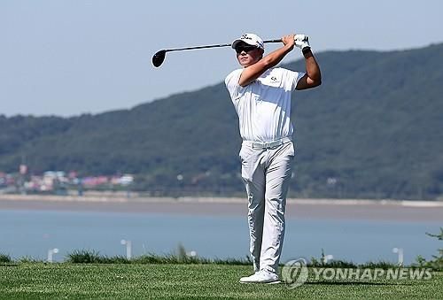 신한동해오픈에 출전해 티샷하는 김성현.