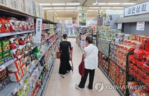 대형마트에 진열된 라면