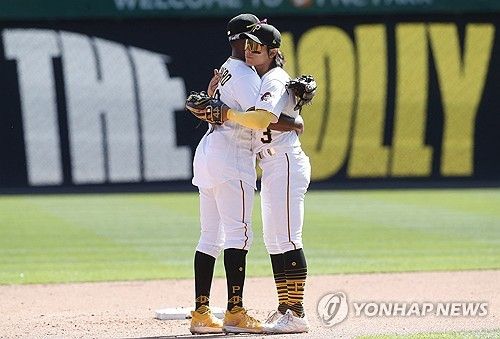 승리 후 동료와 포옹하는 배지환(오른쪽)