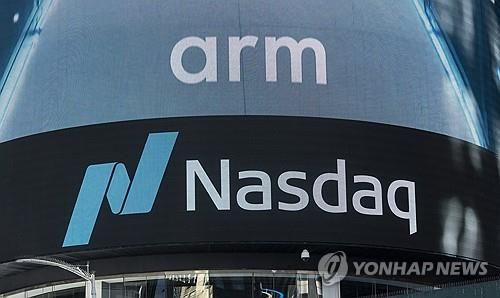 나스닥 전광판의 Arm 기업로고