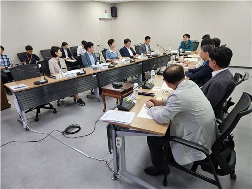 (서울=연합뉴스) 김광용 행정안전부 자연재난실장이 대규모 지진 대비 관계 부처 회의를 주재하고 있다.