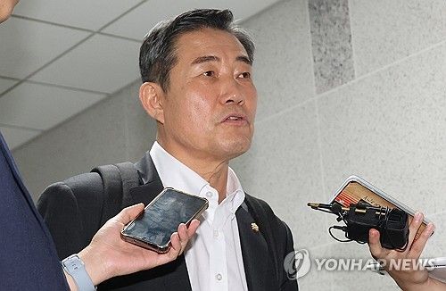 질문에 답하는 신원식 후보자