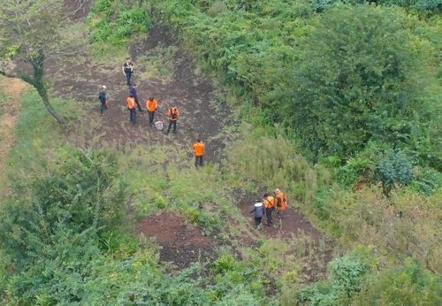 제주 오름서 길잃은 일가족 구조하는 자치경찰과 소방대원들