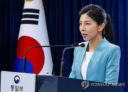 취재진 질문에 답하는 김인애 통일부 부대변인