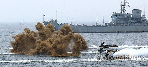 연막 터트리는 해병대 장갑차들