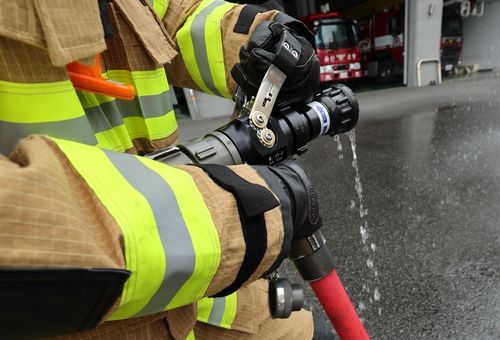 바이패스 관창 손잡이를 앞으로 젖히자 연장된 소화호스로 물이 내려가는 모습