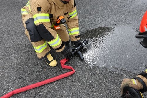 기존 노즐 사용 후 소화 호스를 연장하기 위해 물 공급을 중단한 모습
