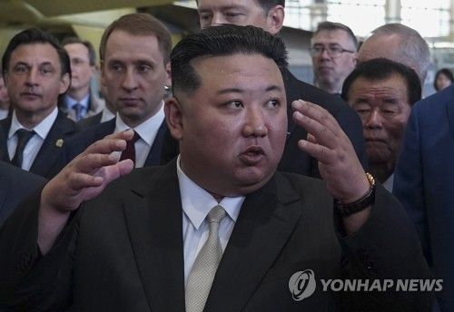 러시아 전투기 공장 방문한 김정은