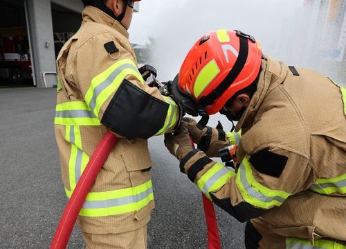 바이패스 관창을 사용해 소화 호스를 연장하는 모습
