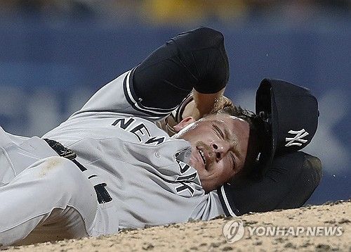 배지환의 강타에 머리를 맞고 고통스러워하는 미세비치