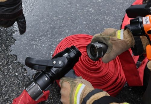 기존 노즐을 사용해 소화 호스를 연장하는 모습