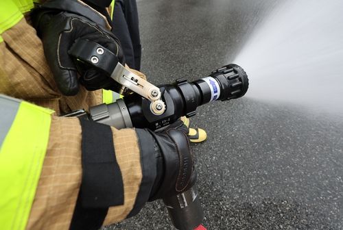 바이패스 관창 손잡이를 뒤로 젖히자 분사구에서 물을 뿜는 모습