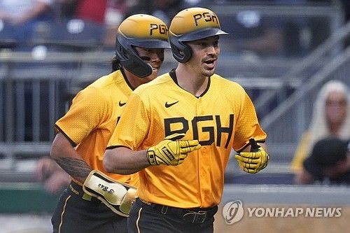 홈으로 들어오는 배지환(오른쪽)